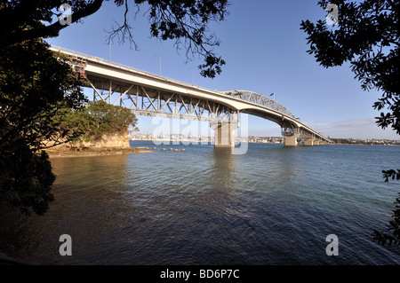 Vistas der Auckland Harbour Bridge aus northcote. Stockfoto