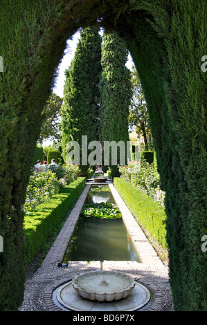 Brunnen im Garten, der Palacio de Generalife, La Alhambra, Granada, Provinz Granada, Andalusien, Spanien Stockfoto