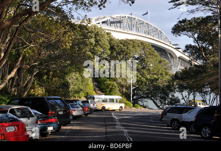 Vistas der Auckland Harbour Bridge aus northcote. Stockfoto