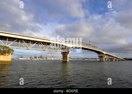 Vistas der Auckland Harbour Bridge aus northcote. Stockfoto