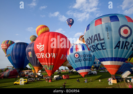 Bristol Hot-Air Balloon Fiesta 2009, am frühen Morgen Start der Ballone in blauer Himmel und eine kleine feine Wolke vorbereiten Stockfoto