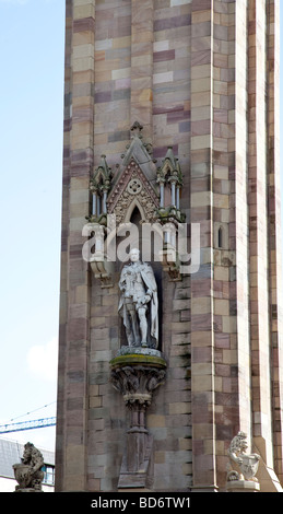 Statue des Consort von Königin Victoria, Prinz Albert, auf dem Turm des Queen's Square der Albert Memorial Clock im Zentrum von Belfast, Nordirland Stockfoto