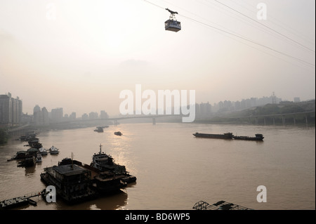 Seilbahn über den Jialing Fluss in Chongqing, China. 2. August 2009 Stockfoto