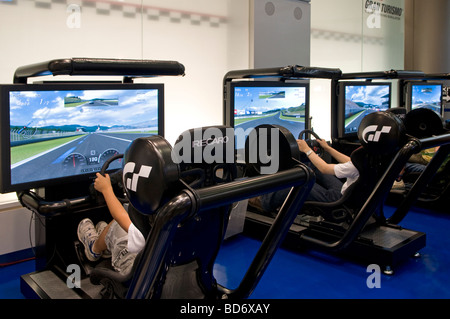 Kinder spielen Autofahren Spiel in Tokio Japan Stockfoto