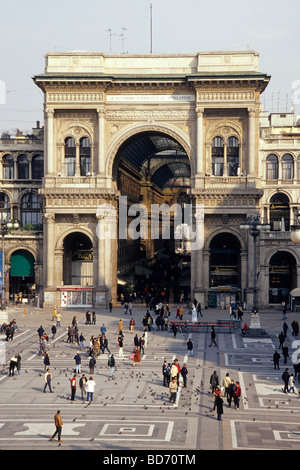 Torbogen, Haupteingang der Galleria Vittorio Emanuele II, il Salotto, exklusive Galerie und shopping arcade in der Kathedrale Stockfoto