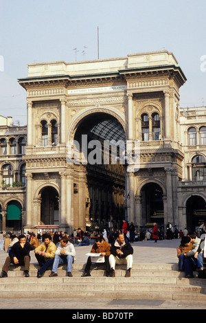 Torbogen, Haupteingang der Galleria Vittorio Emanuele II, il Salotto, exklusive Galerie und shopping arcade in der Kathedrale Stockfoto