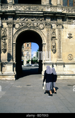 Zwei Nonnen vor Torbogen, Dekoration in der Renaissance Stil am Rathaus, Rathaus, Convento de San Francisco, Pl Stockfoto