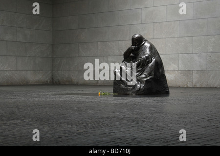 Pietà von Käthe Kollwitz. Neue Wache. Das Mahnmal-Denkmal für die Opfer von Krieg und Gewaltherrschaft, Berlin, Deutschland. Stockfoto