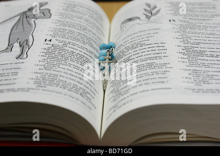 Rosenkranz auf eine Bibel liegen Stockfoto