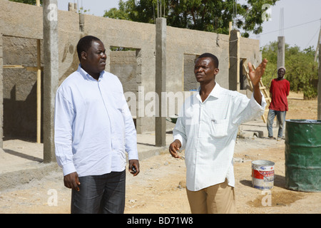 Lehrer vor der neu erbauten Schule, Mora, Kamerun, Afrika Stockfoto