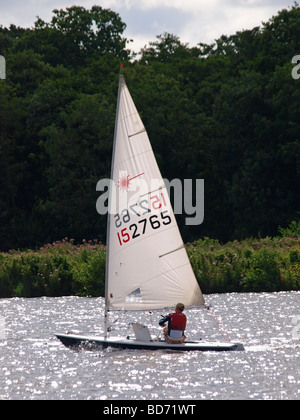 Laser Jolle segeln auf wroxham Broad während der Regatta Woche norfolk East Anglia England uk 2009 Stockfoto