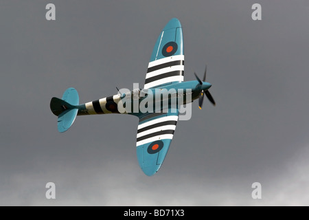 Eine Vickers Supermarine Spitfire PR9 der RAF gegen dunklen bedrohlichen Himmel Stockfoto