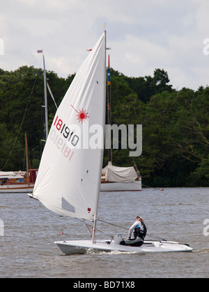 Laser Jolle segeln auf wroxham Broad während der Regatta Woche norfolk East Anglia England uk 2009 Stockfoto