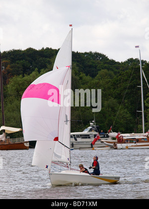 Wayfarer Jolle die Teilnahme an Rennen in Wroxham regatta Norfolk East Anglia England Großbritannien Stockfoto