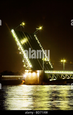 Eine Brücke über den Fluss Newa Öffnung an einer Sommernacht in St. Petersburg, Russland. Stockfoto