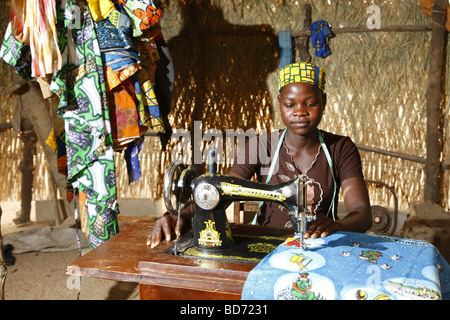 Frau mit einer Nähmaschine, arbeiten von Zuhause, Maroua, Kamerun, Afrika Stockfoto