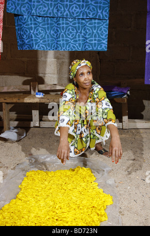 Frau, Batik färben, arbeiten von Zuhause, Maroua, Kamerun, Afrika Stoff vorbereiten Stockfoto