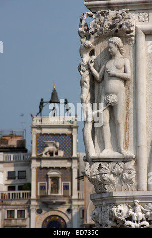 Detail der Dogenpalast, Piazza San Marco. Clock Tower im Hintergrund. Venedig, Italien. Stockfoto