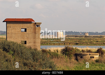 Ersten Weltkrieg Pillbox mit zweiten Weltkrieg Aussichtsturm und napoleonischen Befestigungsanlagen, Osten Lane, Bawdsey, Suffolk, UK. Stockfoto