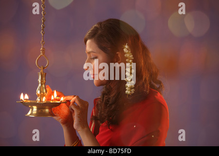 Hindu Anhänger leuchtet irdene Lampen, wie sie feiern Hindus Feiertagsdekoration Festival Diwali bekannt als das Festival of Lights Stockfoto