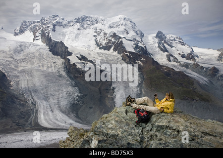 Junge Frau in Gornetgrat Gletscher der Schweiz Stockfoto