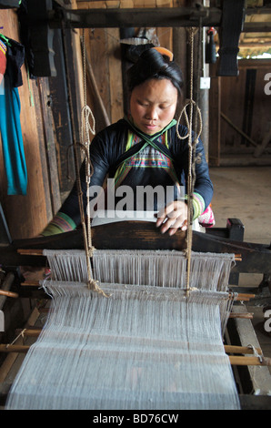 Inneren Basha Miao-Frau arbeitet auf Webstuhl im Haus Congjiang County Guizhou Provinz China Stockfoto