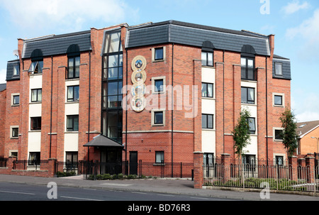 Arasain einer Lonnain, einer sehr modernen Wohnanlage Divis Street, am unteren Ende der Falls Road, West Belfast, NI. Stockfoto