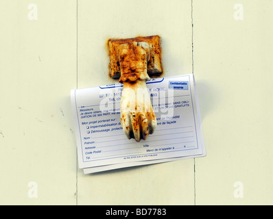 ein Türklopfer auf ein Haus in Frankreich in der Form eines Kindes hand in der Regel Charentaise Türklopfer Stockfoto