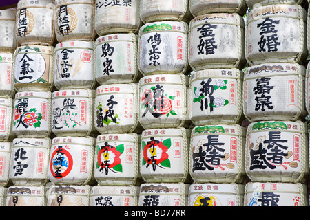 Dekorative Fässer von Sake (Nihonshu) gespendet, um den Meiji-Schrein in Shibuya, Tokyo auf dem display Stockfoto