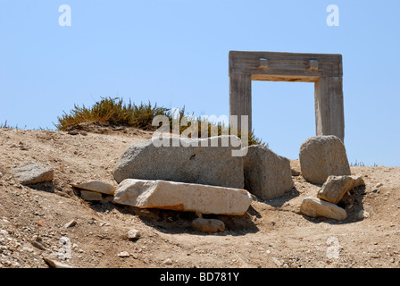 Die riesige Marmor Tor, die Portara fängt Ihr Auge, sobald Sie in Naxos ankommen. Die Portara Excatly Gesichter Insel Delos und Stockfoto