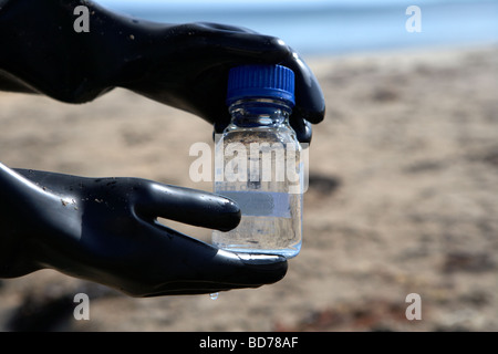 Nordirland Umwelt Service operative Probenahme Wasser vom lokalen Strand Wasser Qualitätsstandards im Vereinigten Königreich zu bewerten Stockfoto