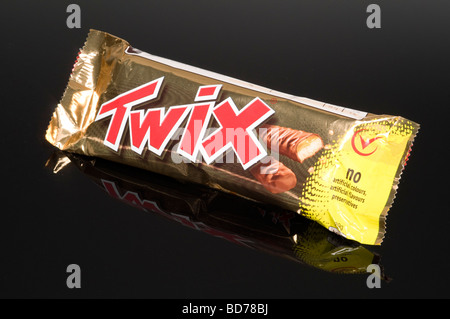 Twix Schokoriegel auf schwarzem Hintergrund im Studio gedreht Stockfoto