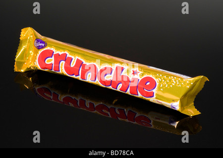 Cadbury Crunchie Schokoriegel auf schwarzem Hintergrund im Studio gedreht Stockfoto