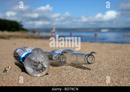 leere Bierflaschen und Plastikflasche entsorgt Müll einen Strand im County down Nordirland Vereinigtes Königreich Stockfoto