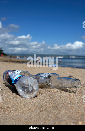 leere Bierflaschen und Plastikflasche entsorgt Müll einen Strand im County down Nordirland Vereinigtes Königreich Stockfoto