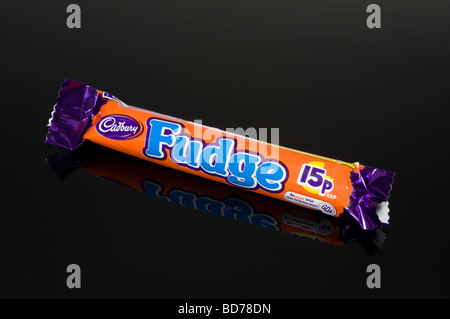 Cadbury Fudge Schokolade Bar auf schwarzem Hintergrund im Studio gedreht Stockfoto