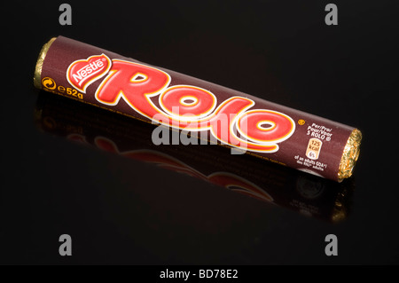 Nestle Schokoriegel Rolo auf schwarzem Hintergrund-Aufnahme im Studio Stockfoto