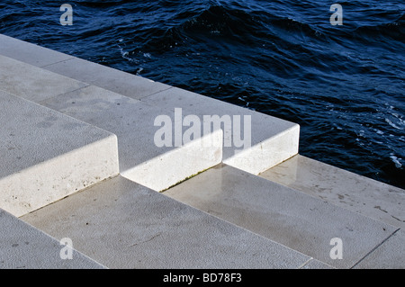 Marmorstufen Sea Orgel experimentelle Musikinstrument entworfen durch Architekten Nikola Basic an Nova Riva Küste von Zadar Kroatien Stockfoto