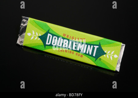 Wrigley's Doublemint Kaugummi auf schwarzem Hintergrund im Studio gedreht Stockfoto