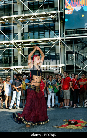 Paris Frankreich, Masse der Touristen auf der Suche weibliche indische traditionelle Tänzer Street Performer außerhalb "George Pompidou" Beaubourg Stockfoto