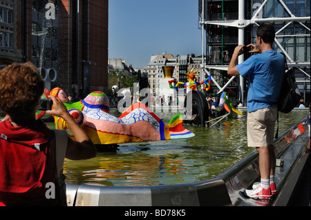 Paris Frankreich, TouristsTaking Fotos außerhalb von "George Pompidou (Beaubourg) "Centre Pompidou" stravinski Brunnen Stockfoto