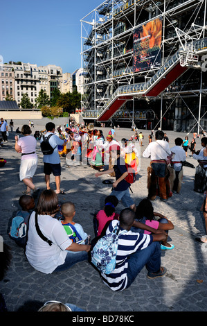Paris Frankreich, große Menschenmenge, südamerikanische Straßenkünstler, vor dem George Pompidou Museum Beaubourg Centre Pompidou Front am Plaza, Stockfoto