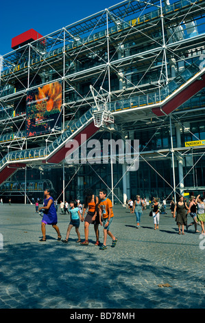 Paris Frankreich, Tourist Family zu Fuß vor dem 'George Pompidou Museum' Beaubourg, dem Centre Pompidou, Front ,Plaza avantgarde paris Stockfoto