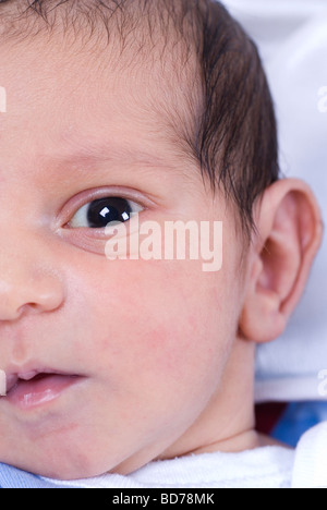 Ein neugeborenes Baby junge Gesicht Nahaufnahme Stockfoto