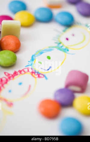Childs farbige Zeichnung von glücklich lächelnde Gesichter mit Süßigkeiten Stockfoto