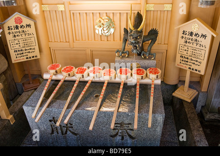 Quellwasser zum Trinken an den Kiyomizudera "Pure Wasser Tempel" in Kyoto, Japan Stockfoto