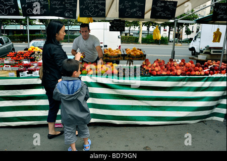 Paris Frankreich, Familieneinkauf vor öffentlichen 'Lebensmittelmärkten', 'Frischobst'-Stand, Ausstellung, authentischer französischer Lifestyle, Farmers France, Mum Shopping Stockfoto