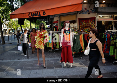 Paris Frankreich, Bekleidungsgeschäft, Frau, die an den 70er Jahren vorbeikommt Vintage Shop Kleidung, Kleidung Vintage Shop in der Pariser Straßenszene 'Les Halles' Menschen, Stockfoto