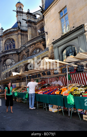 Paris Street, France, Shopping Frau in öffentlichen Lebensmittelmarkt in Les Halles "Eglise St-Eustache" im Hintergrund, Straßenhändler Stockfoto