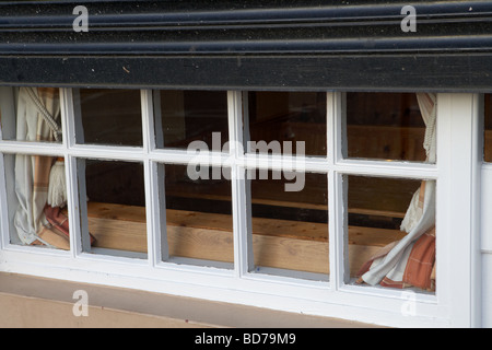 Metall Sicherheit Auslöser halb offen oder geschlossen über einem weiß lackierten verlassenen Restaurant Holzplatte Fenster im Vereinigten Königreich Stockfoto